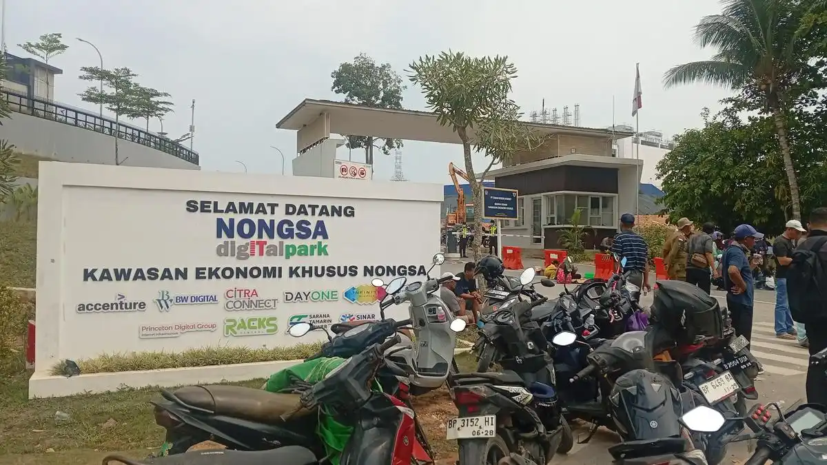 Tiga Bulan Tanpa Aliran Air, Warga Sambau Blokade Pintu Masuk Nongsa Digital Park Tiga Bulan Tanpa Aliran Air, Warga Sambau Blokade Pintu Masuk Nongsa Digital Park