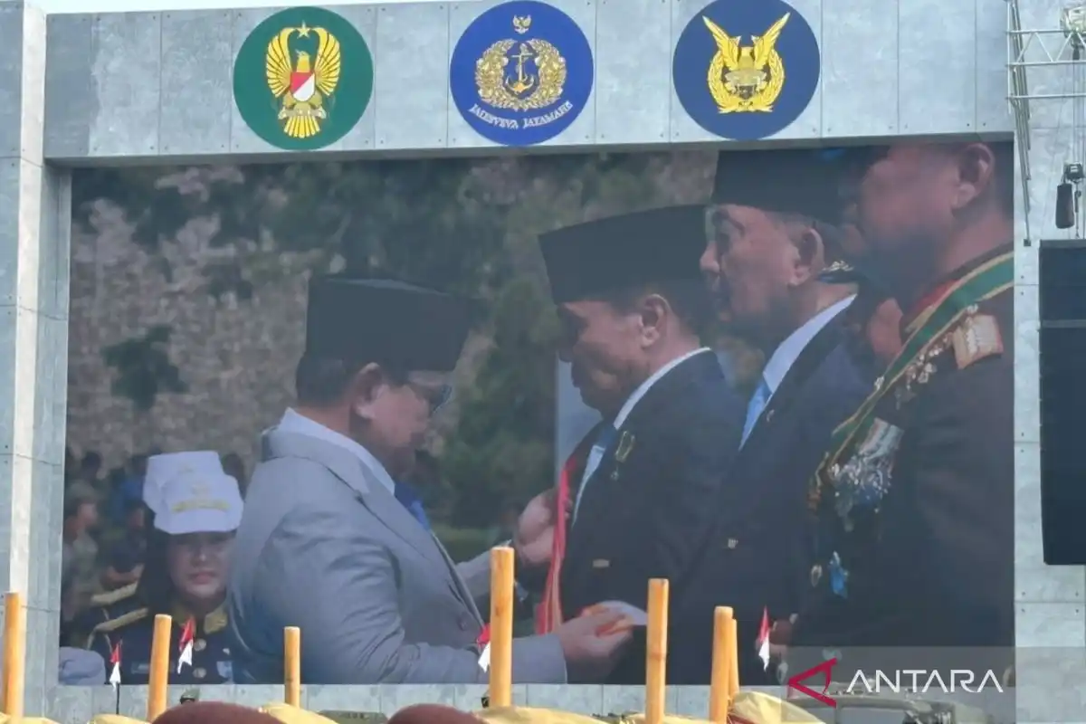 Prabowo Menganugerahkan Tanda Kehormatan kepada Tujuh Tokoh TNI
