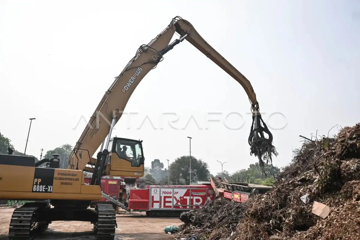 DKI Siapkan Saringan Sampah Terpadu di 11 Sungai untuk Menahan Kiriman Sampah