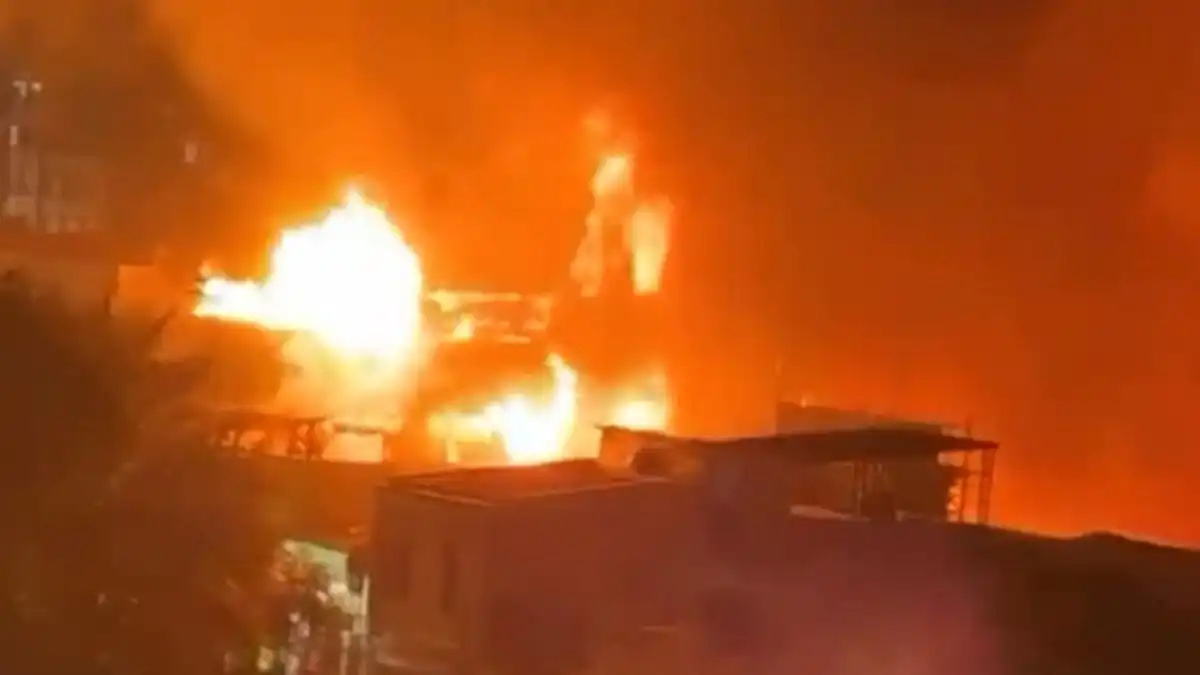 Kebakaran Melanda Permukiman Padat di Kramat Pulo, 33 Unit Damkar Dikerahkan Kebakaran Melanda Permukiman Padat di Kramat Pulo, 33 Unit Damkar Dikerahkan
