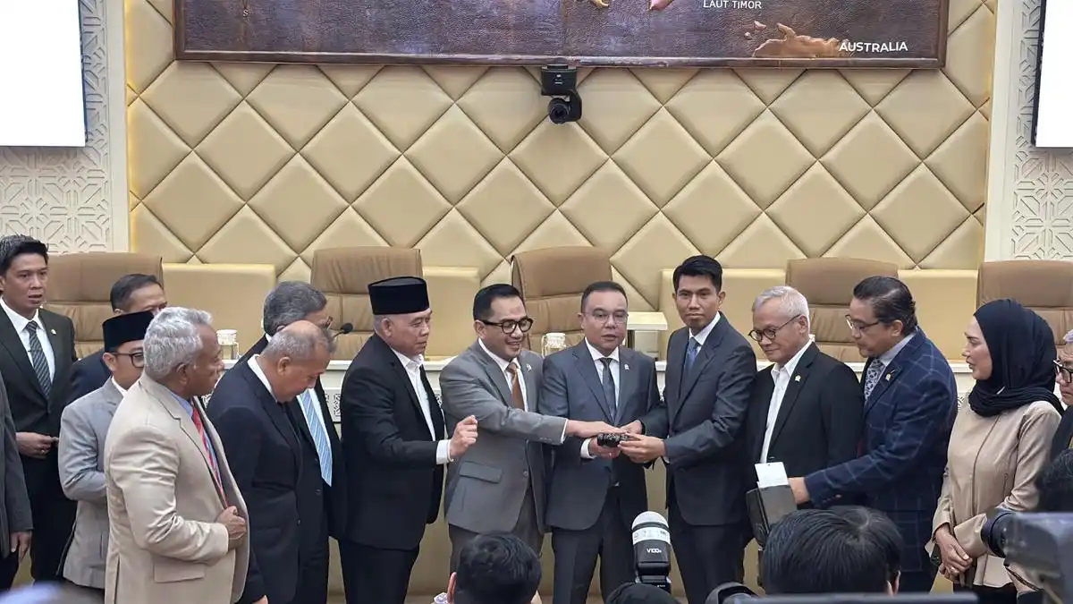 Bahtra Banong Memimpin Pembahasan RUU Pemilu di Komisi II DPR
