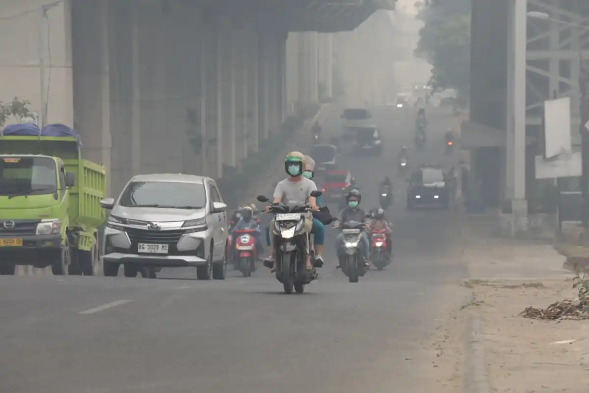 Kabut Asap Karhutla Ganggu Aktivitas Warga dan Penerbangan di Palembang Kabut Asap Karhutla Ganggu Aktivitas Warga dan Penerbangan di Palembang