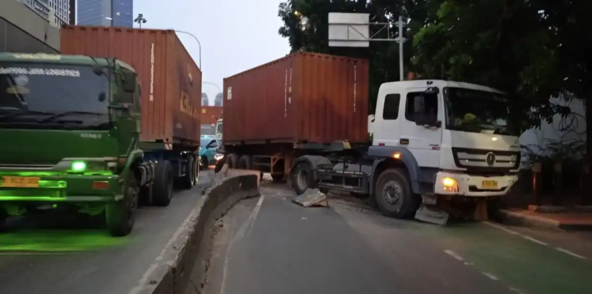 Kecelakaan Truk Kontainer di Tomang Ganggu Lalu Lintas dan Perjalanan Transjakarta Kecelakaan Truk Kontainer di Tomang Ganggu Lalu Lintas dan Perjalanan Transjakarta