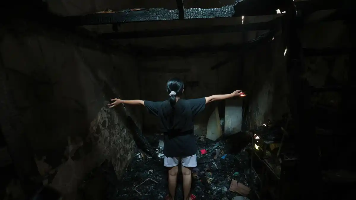 Upaya Warga Menyelamatkan Sisa Harta Benda Setelah Kebakaran di Kramat Pulo Dalam