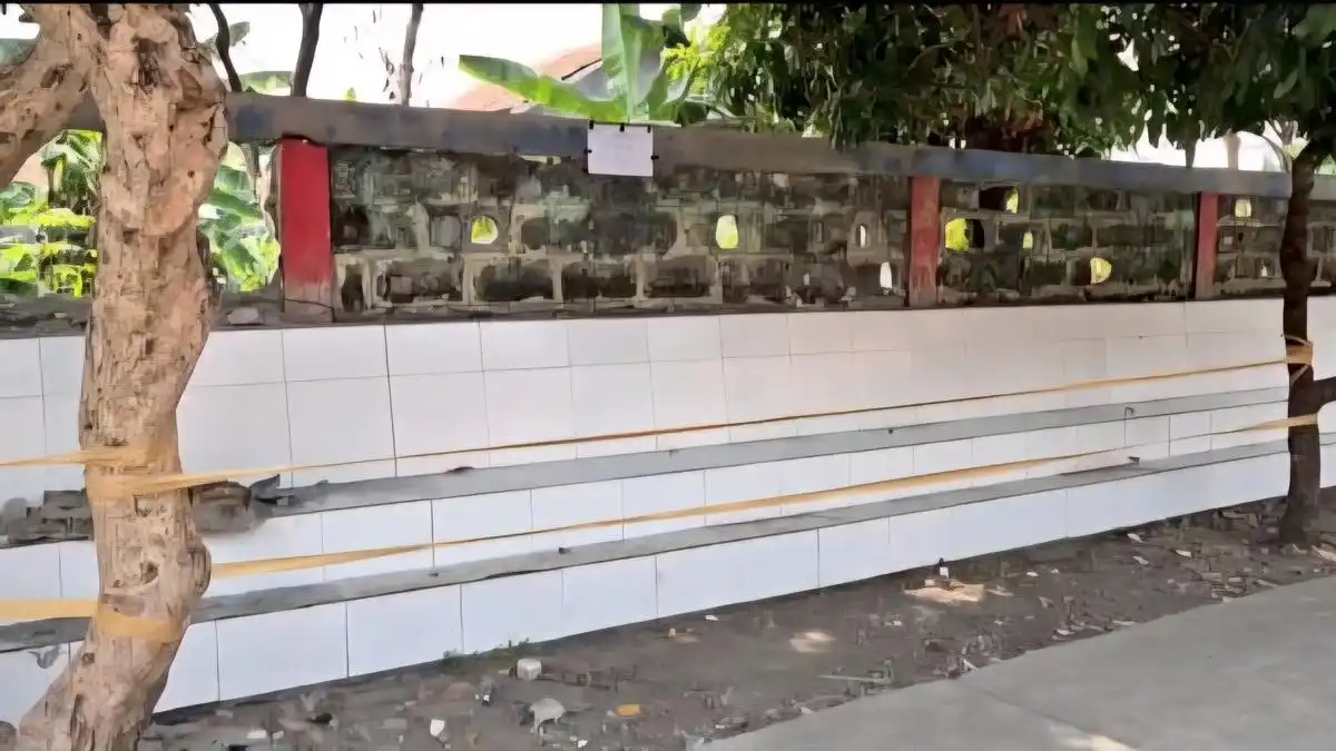 Dua Siswa Terluka Setelah Tembok Pembatas SDN Tapos 3 Depok Runtuh Dua Siswa Terluka Setelah Tembok Pembatas SDN Tapos 3 Depok Runtuh