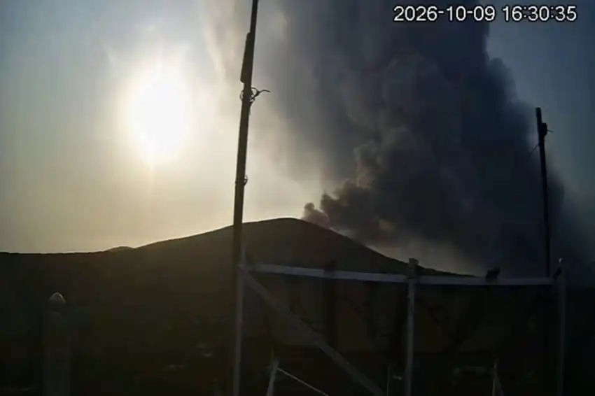 Aktivitas Erupsi Gunung Anak Krakatau Picu Imbauan Menjauh dari Kawah Aktif Aktivitas Erupsi Gunung Anak Krakatau Picu Imbauan Menjauh dari Kawah Aktif