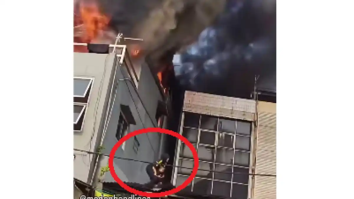 Ibu dan Bocah Lompat dari Bangunan Terbakar di Rawamangun, Satu Orang Terluka