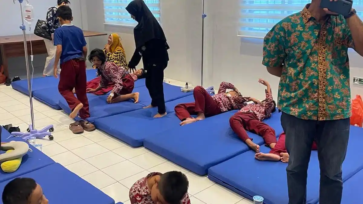 Belasan Siswa SD di Medan Dilarikan ke Rumah Sakit Usai Menyantap Sajian MBG Belasan Siswa SD di Medan Dilarikan ke Rumah Sakit Usai Menyantap Sajian MBG