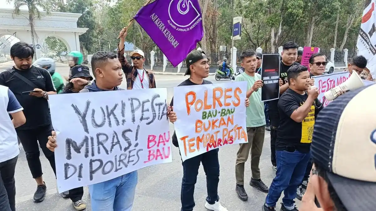 Jamil mengaku didorong oleh anggota polisi tersebut hingga terjatuh dan mengalami luka lecet pada lutut kiri Jamil mengaku didorong oleh anggota polisi tersebut hingga terjatuh dan mengalami luka lecet pada lutut kiri