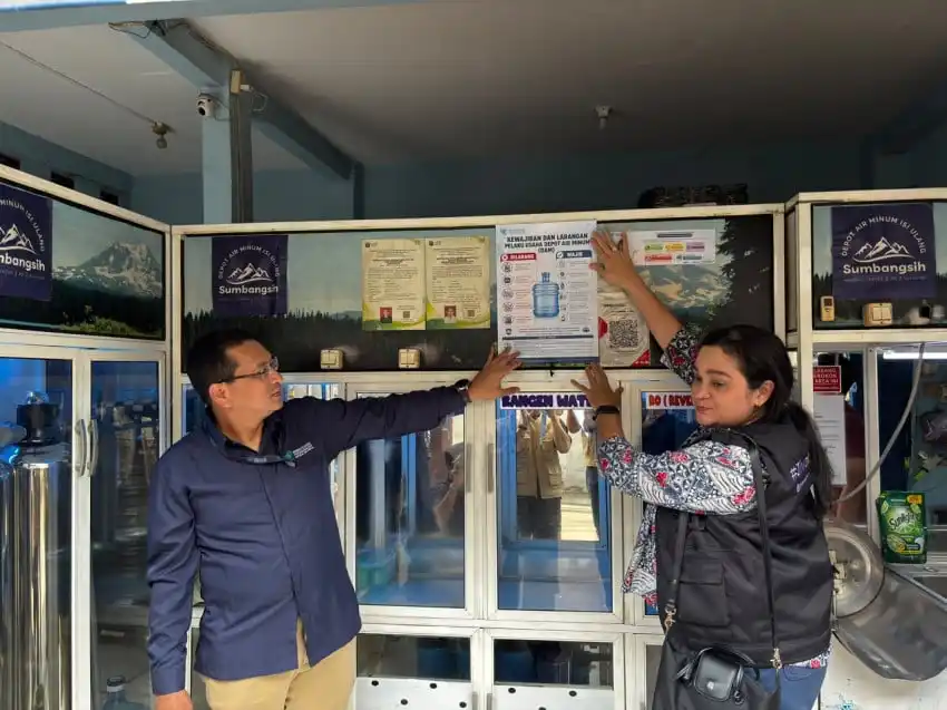 Kemendag Pasang Poster Edukasi di Depot Air Minum Isi Ulang Jakarta Kemendag Pasang Poster Edukasi di Depot Air Minum Isi Ulang Jakarta
