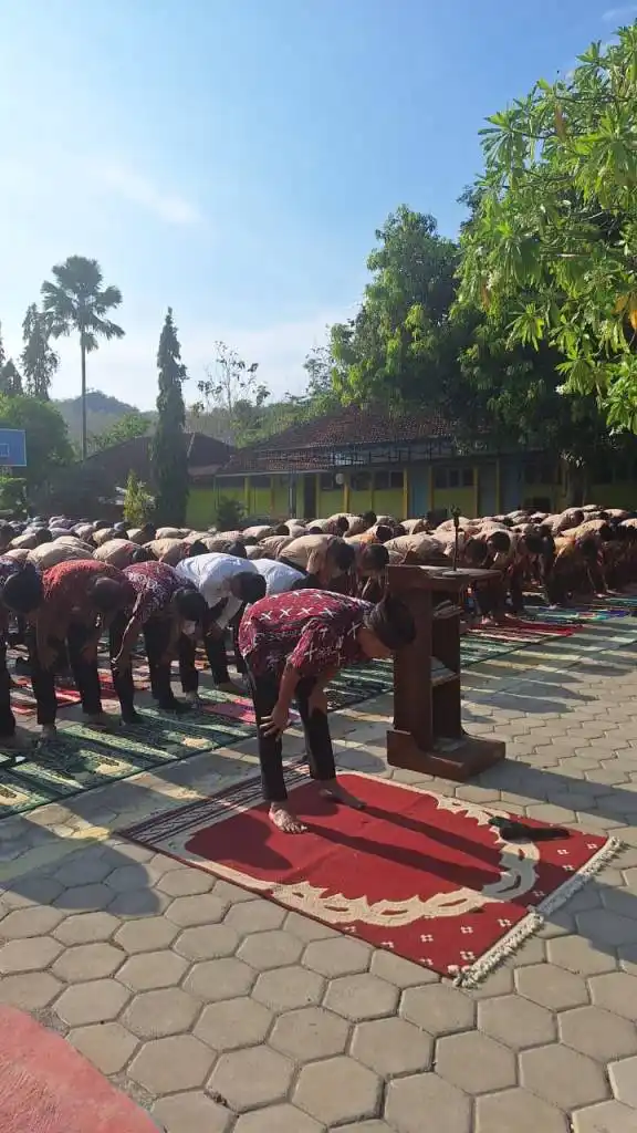 Di Tengah Kekeringan Wonogiri Selatan, Siswa SMPN 2 Giritontro Salat Istisqa