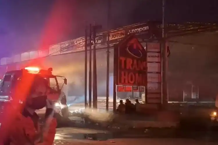 Kebakaran Trans Home Sleman Tewaskan Dua Perempuan, Api Melalap Gedung Selama Berjam-jam