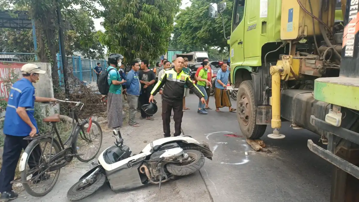 Perempuan Asal Jombang Terlindas Truk Tronton Saat Naik ke Jalan Raya di Sidoarjo Perempuan Asal Jombang Terlindas Truk Tronton Saat Naik ke Jalan Raya di Sidoarjo