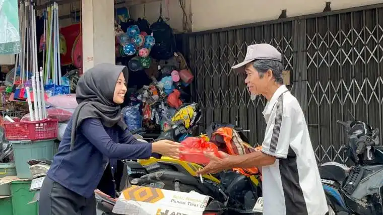 PGMI Unissas Salurkan Nasi Box bagi Buruh dan Juru Parkir di Pasar Sambas
