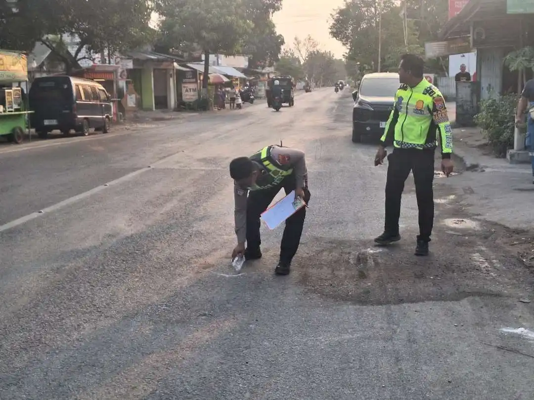 Mahasiswa Tuban Meninggal di Lokasi Setelah Motor Bertabrakan dengan Truk Trailer