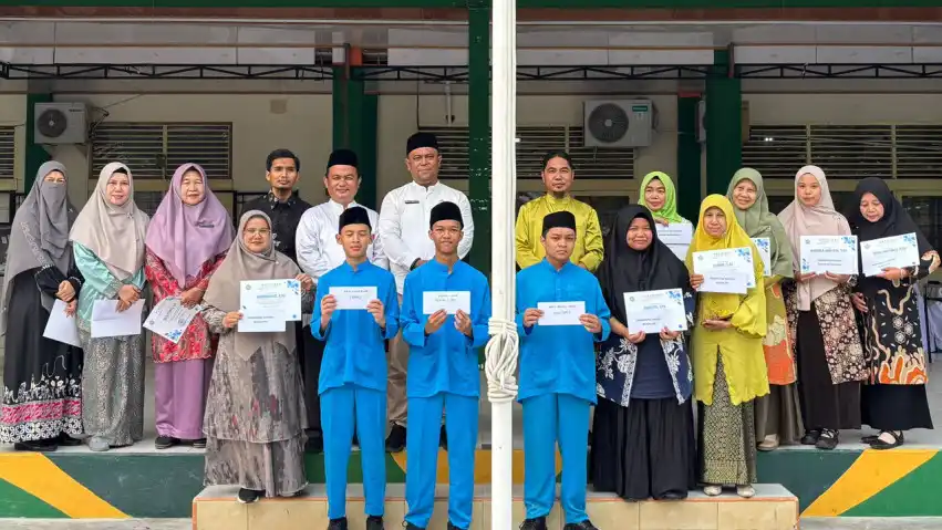 Kepala MTsN 1 Pekanbaru Serahkan Penghargaan dengan Dukungan Komite Madrasah