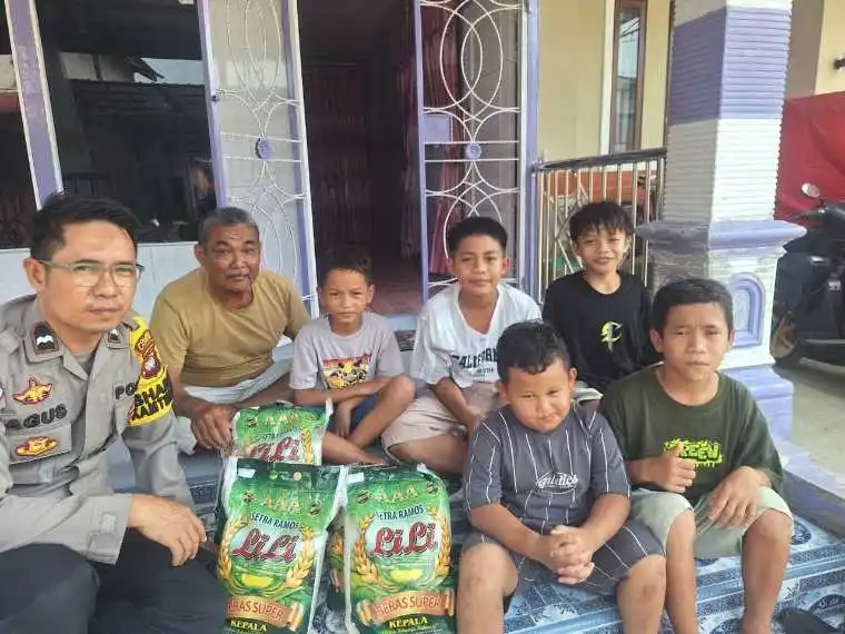 Bhabinkamtibmas Polsek Ngabang Salurkan Bantuan Beras bagi Anak Yatim di Dusun Tanjung