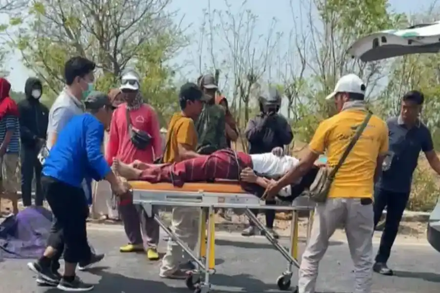 Pembonceng Scoopy Tewas dalam Tabrakan dengan L300 di JLS Sampang