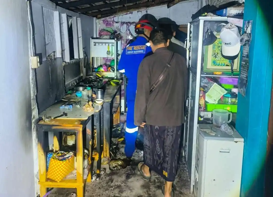 Pasangan Suami Istri Dievakuasi dari Kebakaran Dapur Rumah di Banyuwangi