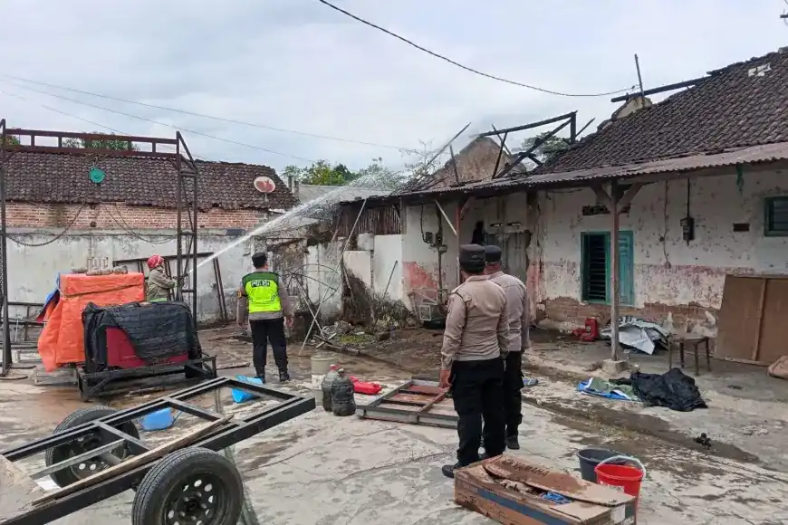 Gudang Rumah Warga di Talun Blitar Terbakar, Kabel di Bubungan Diduga Jadi Pemicu