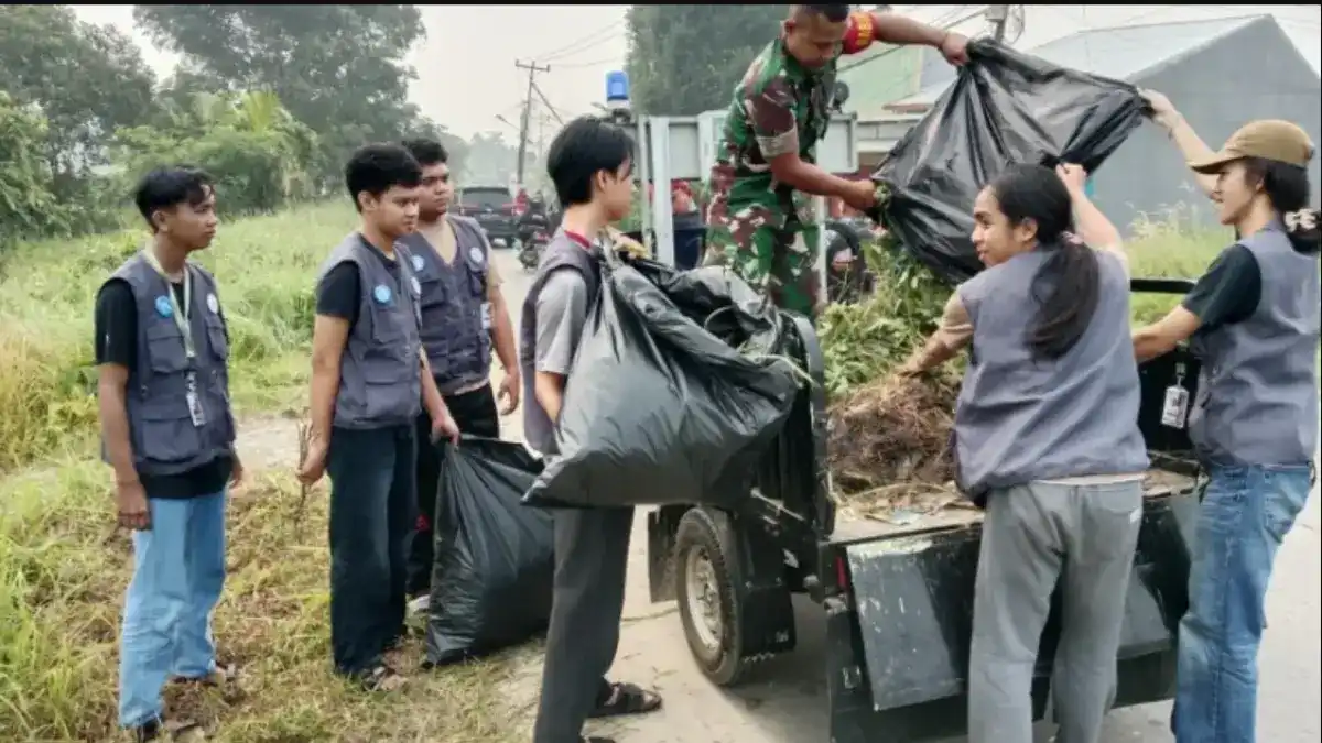 Gotong Royong TNI dan Warga Sambut Usia 25 Tahun Kota Singkawang