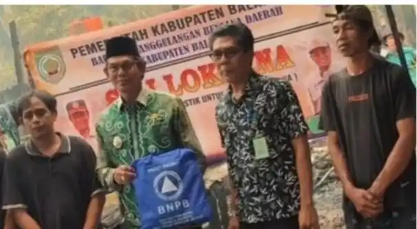 Wabup Balangan Akhmad Fauzi Salurkan Bantuan Kebakaran