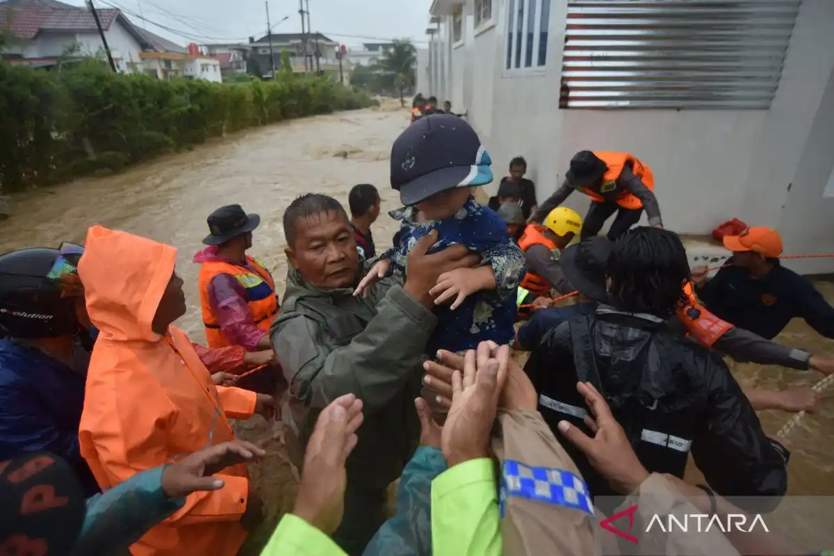 Banjir Bandang Terjang Sejumlah Wilayah Padang, Warga Dievakuasi