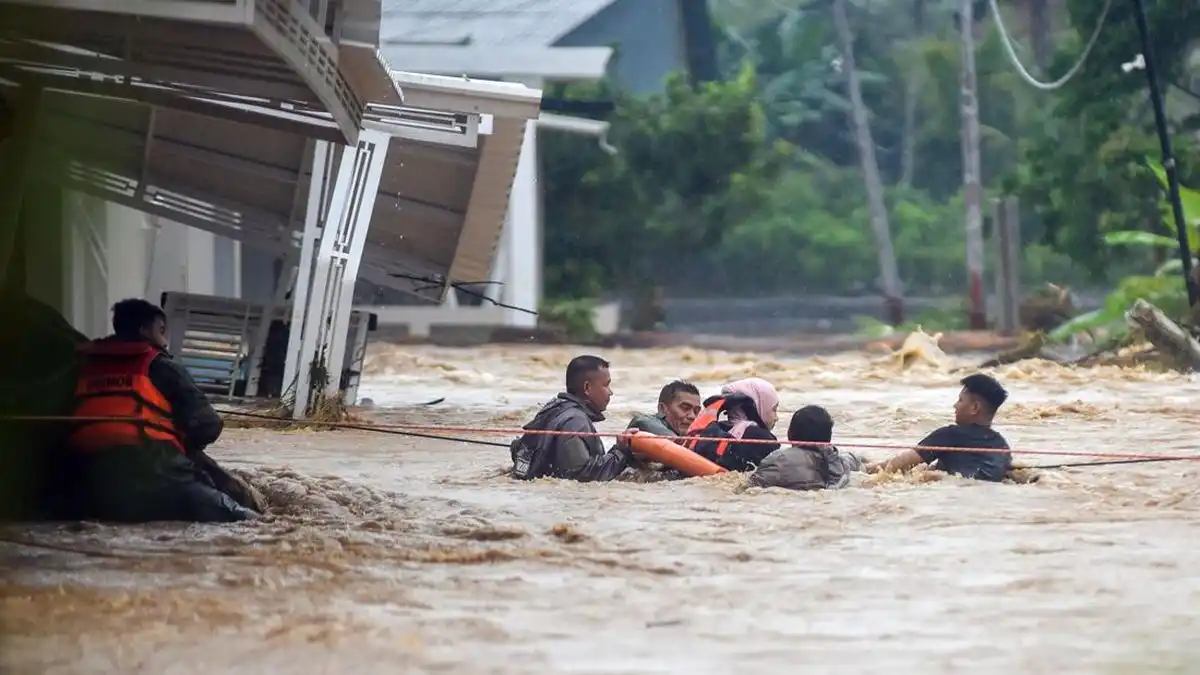 Banjir Rendam Sejumlah Wilayah Padang, Evakuasi Warga Masih Berlangsung