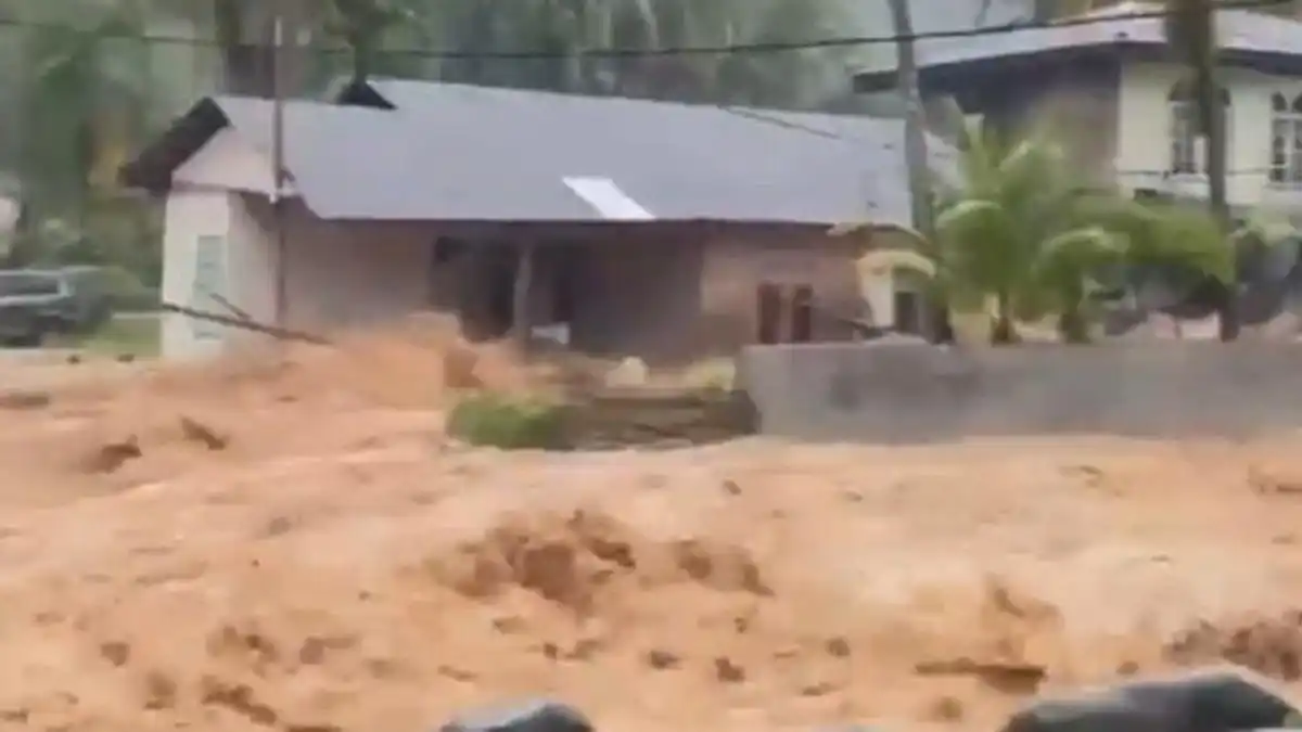 Banjir Menggenangi Sejumlah Wilayah Kota Padang Setelah Hujan Lebat