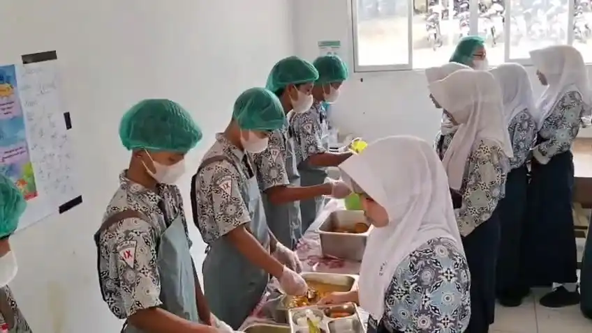 Uji Coba MBG Prasmanan di SMP Negeri 2 Karanganyar Pekalongan