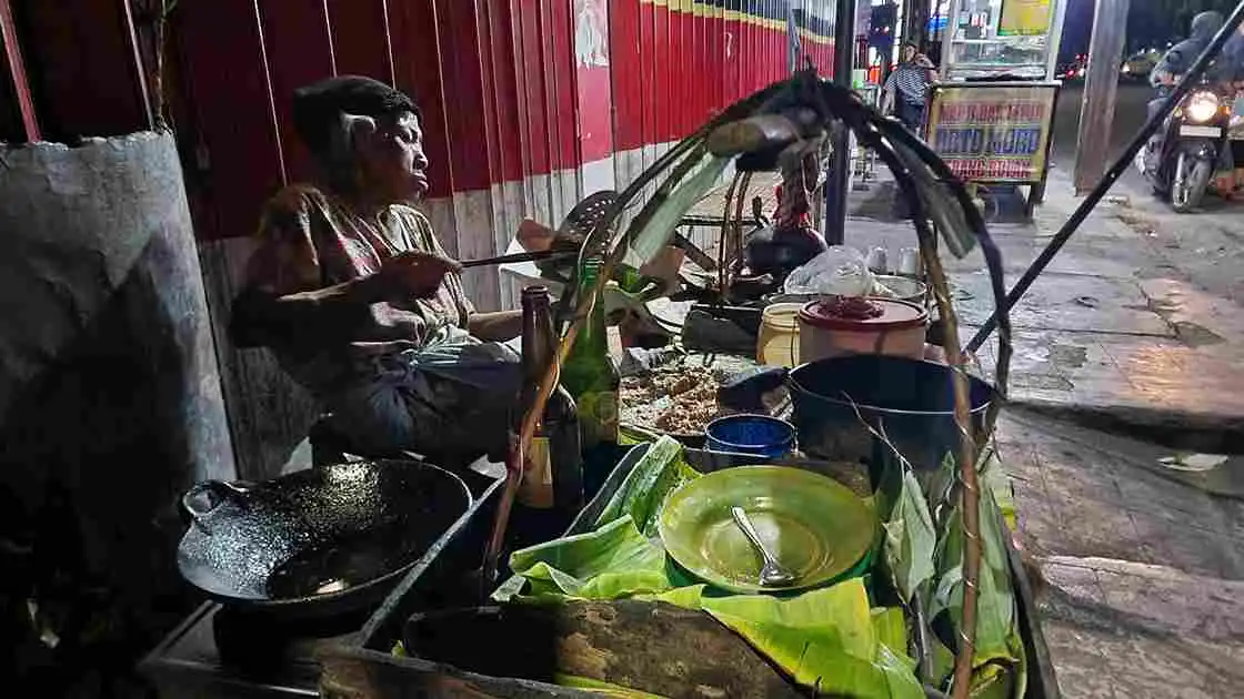 Lontong Tahu Mbah Katinem Tetap Dijual Rp10 Ribu Setelah Puluhan Tahun