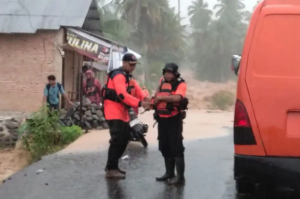 Warga Kampung Apa Dievakuasi Setelah Banjir Luapan Sungai Lubuk Minturun