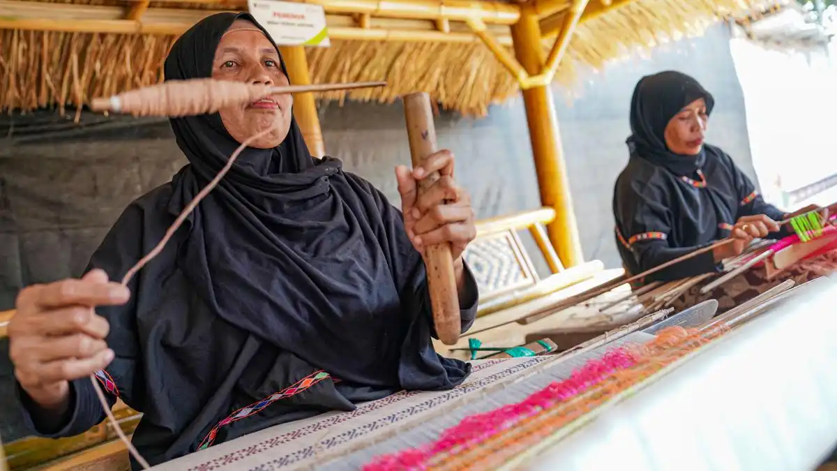 Mina Tenun Sukarara: Ketika Kain Tradisional Menguatkan Ekonomi Perempuan dan Akses Air Bersih