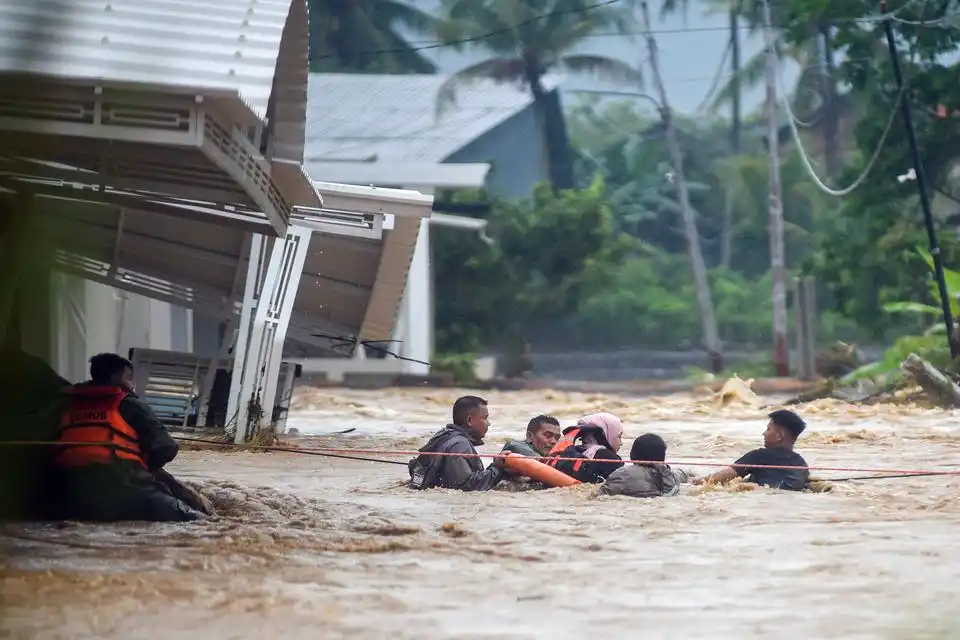 Tim SAR Evakuasi Lebih dari 50 Warga dalam Banjir di Padang