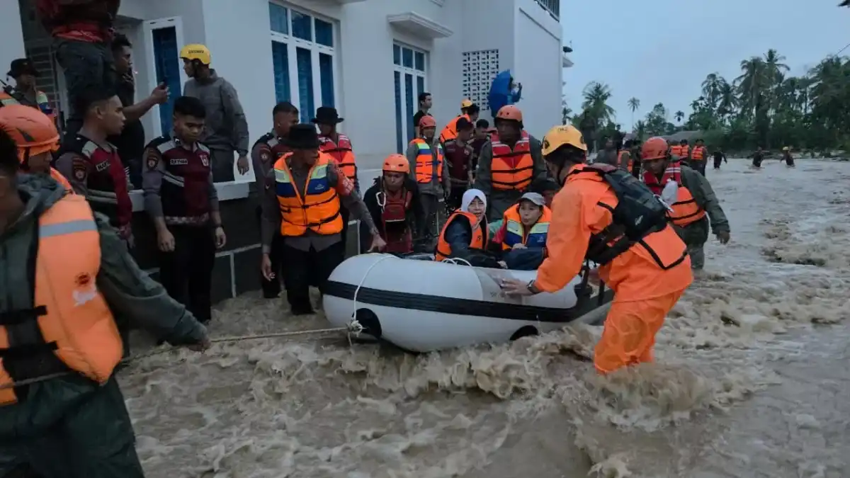 Banjir Rendam 120 Rumah di Padang, 498 Warga Terdampak dan 238 Dievakuasi