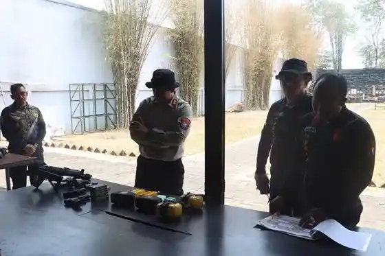 Pengawasan Senjata Api Dinas di Mojokerto Diperketat melalui Evaluasi dan Latihan