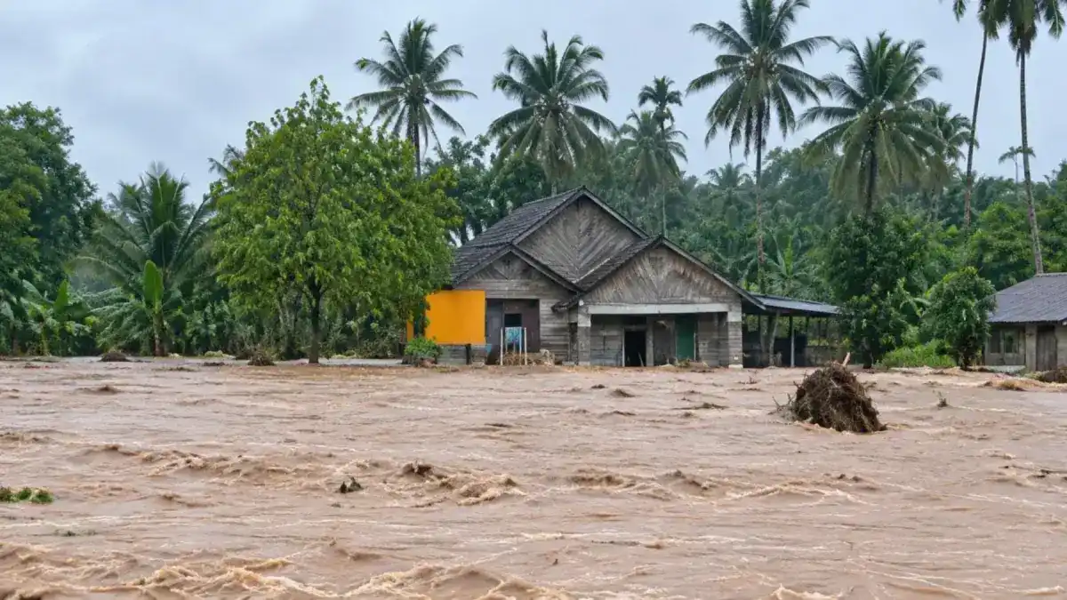 Banjir Melanda Kota Padang, Warga Kampung Apa Dievakuasi Tim Gabungan