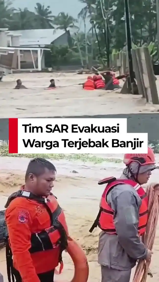 Momen Tim SAR Menyelamatkan Puluhan Warga yang Terjebak Banjir di Padang