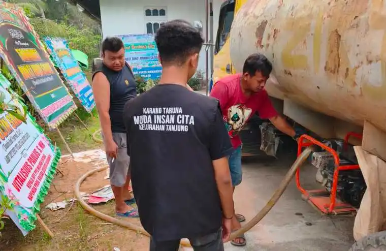 Karang Taruna Muda Insan Cita Distribusikan Air Bersih untuk Warga Tanjung di Tengah Kabut Asap