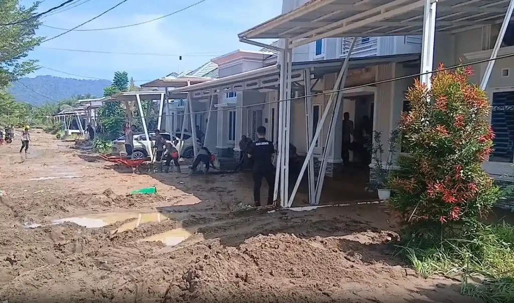 Warga Lubuk Minturun Gotong Royong Bersihkan Rumah dari Endapan Lumpur Banjir Bandang