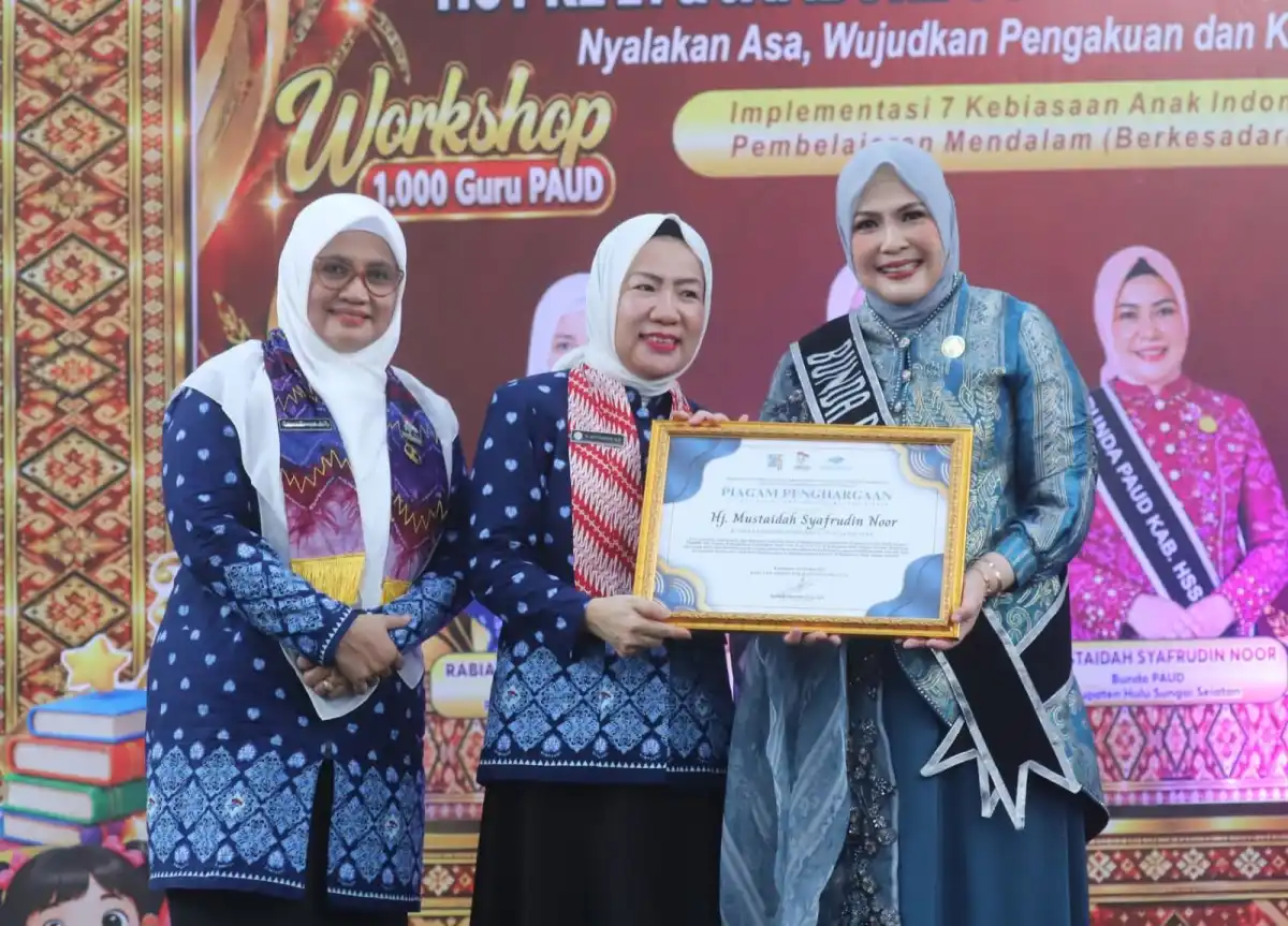 Tata Syafrudin Noor Terima Penghargaan atas Dukungan bagi Kemajuan PAUD di HSS