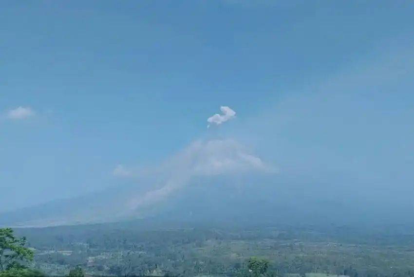 Semeru Erupsi pada Minggu Pagi, Kolom Abu Teramati Setinggi 800 Meter
