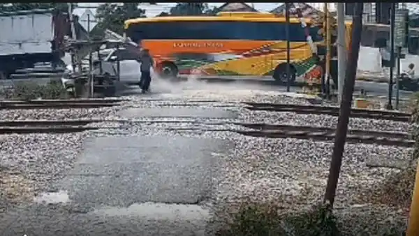Bus Menabrak Mobil hingga Menghantam Pos Jaga Perlintasan KA di Lamongan