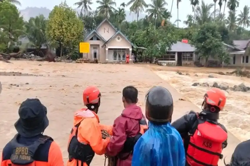 Penanganan Banjir Padang Berlanjut, Ratusan Warga Telah Dievakuasi