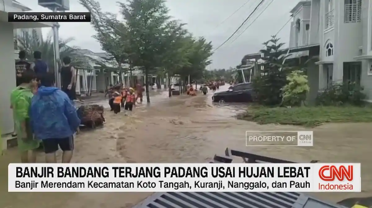 Banjir Parah Rendam Empat Kecamatan di Padang, Warga Menunggu Evakuasi