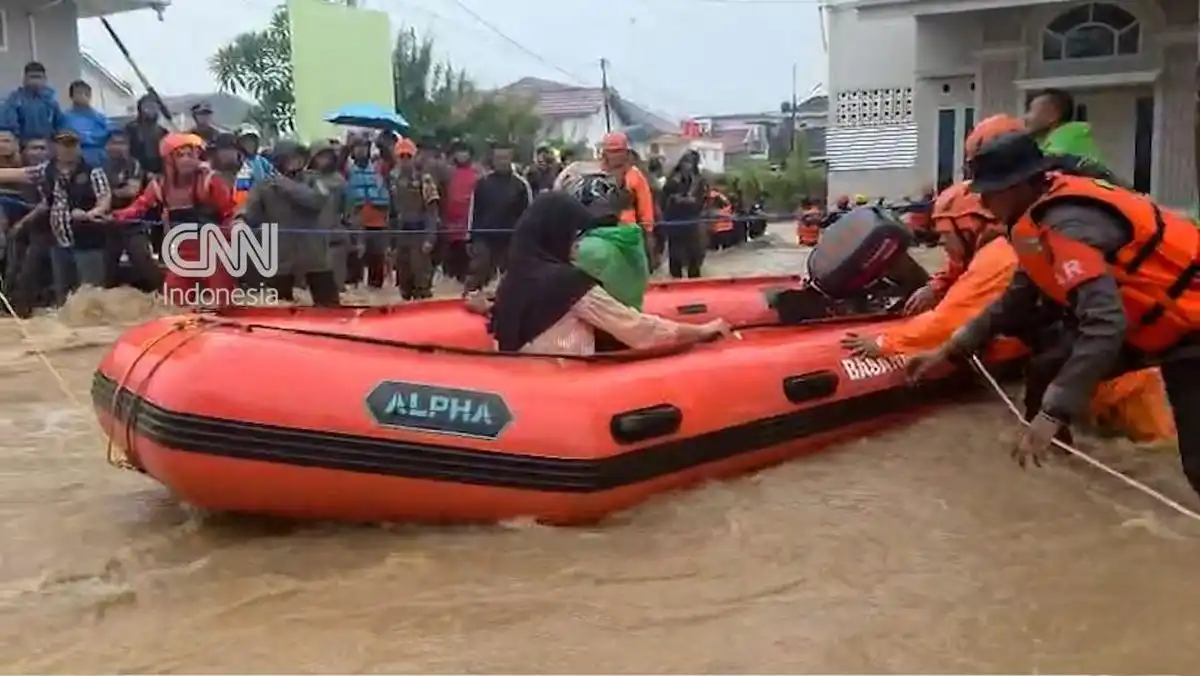 Evakuasi Warga Berlanjut Setelah Banjir Bandang Melanda Padang
