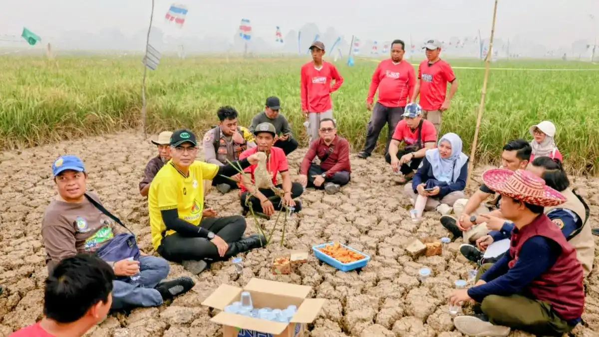 Pendampingan Hero Setiawan dalam Sosialisasi Alat Pengendali Hama Burung Manyar