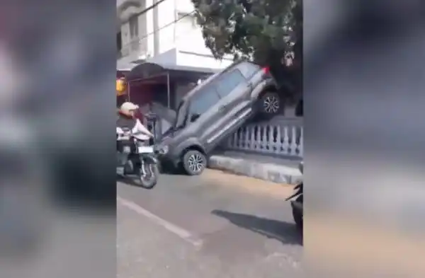 Mobil Kakek 83 Tahun Nyangkut di Pagar Rumah Warga di Jombang