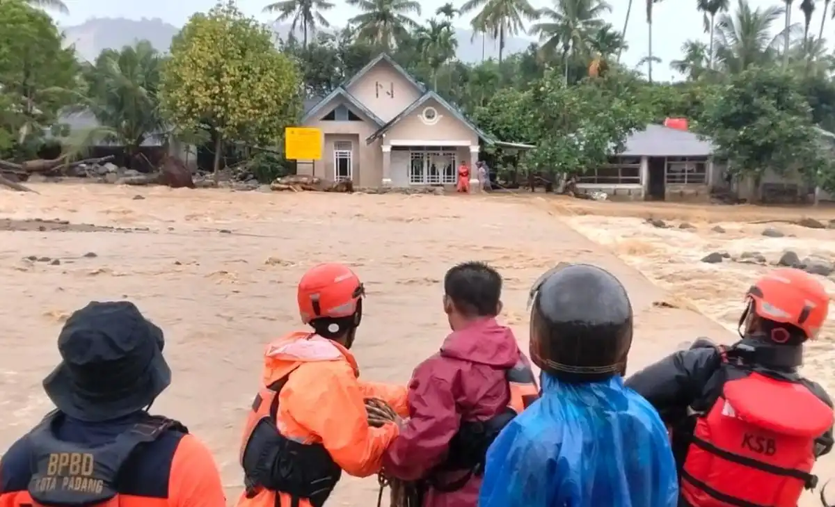 Banjir Menggenangi Tiga Kecamatan di Padang, Ratusan Warga Dievakuasi