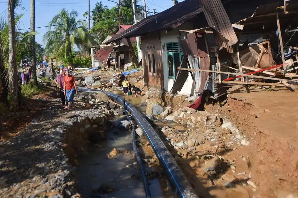 Banjir Bandang Rendam Permukiman dan Putuskan Akses Jalan di Padang